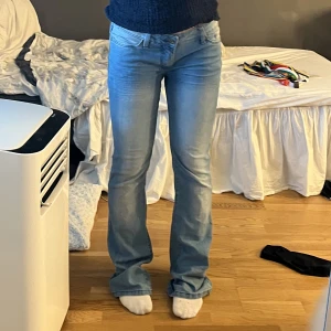 Lågmidjade jeans - lågmidjade bootcut jeans som är lite för långa på mig💗💗om någon vill ha de kortare så kan jag sy upp åt er till önskad längd🌟