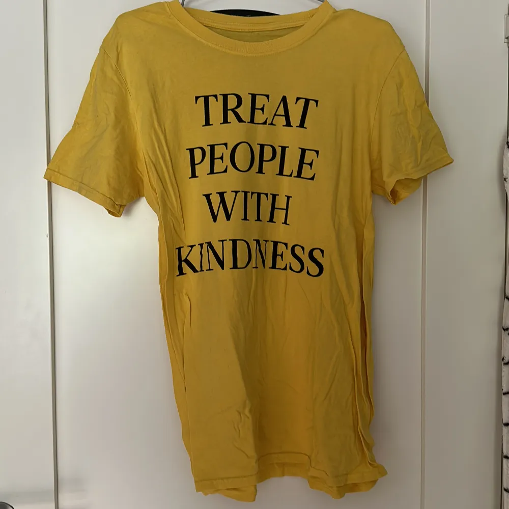 Harry Styles Treat People With Kindness T-shirt, köpt på hans konsert, strl M. T-shirts.