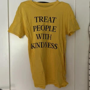 Harry Styles T-shirt - Harry Styles Treat People With Kindness T-shirt, köpt på hans konsert, strl M