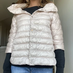 Herno liknande jacka - Så fin trekvartsärmad jacka som är perfekt till hösten! Nästan en identisk kopia av herno! Färgen är rosa!