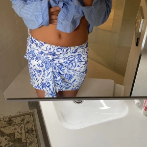 kjol  - en super fin kjol som bara inte kommit till användning, köpt för 300kr och använd max 3 gånger!! jätte fin!!