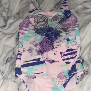 Baddräkt  - Haft den i 2 år nu kan inte använda den längre kan betala billigare oxå än 50, 20-50kr kan betala för,bra present till syskon 