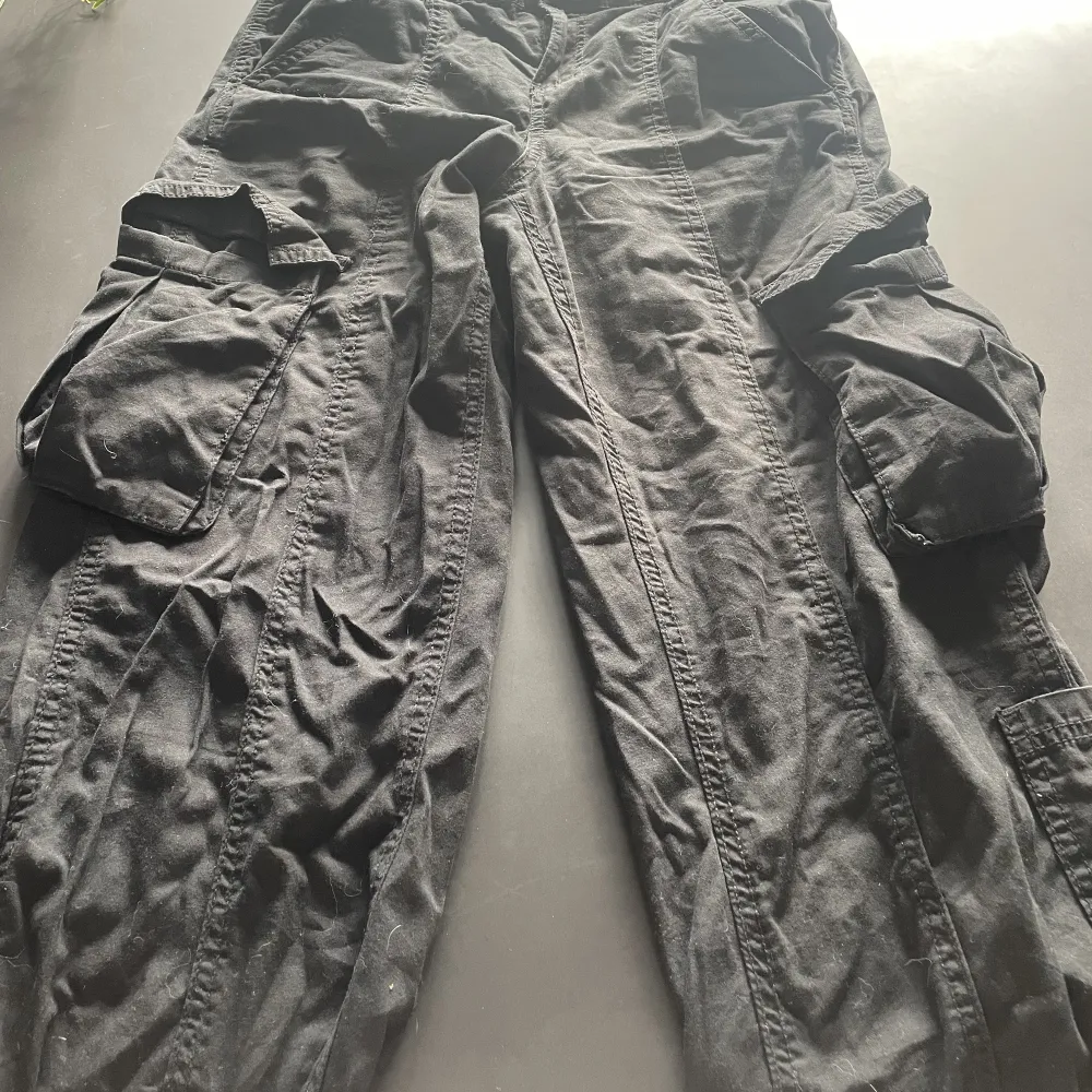 svarta cargo pants från hm som jag inte använder längre men super snygga!! Har även likadana i stl 32, alltså har jag två par . Jeans & Byxor.