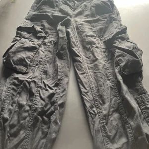 Cargo Pants  - svarta cargo pants från hm som jag inte använder längre men super snygga!! Har även likadana i stl 32, alltså har jag två par 