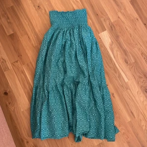 Långkjol från zara!  - Säljer min fina långkjol från zara! Storlek M och knappt använd. Köparen står för frakten! Skriv vid eventuella frågor!😊🥰☺️