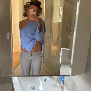 kostymbyxor - gråa super fina kostymbyxor!! går både att klä upp och klä ner inte använt mycket alls, så gott som nya