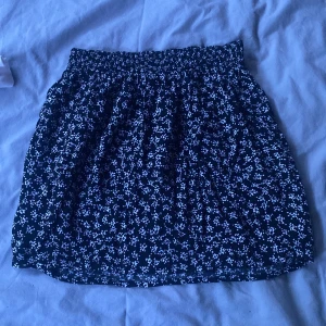 Blommig kjol  - En blommig kjol som är i bra skick aldrig använd den, köpt second hand men är som sagt i bra skick. Superfin! 