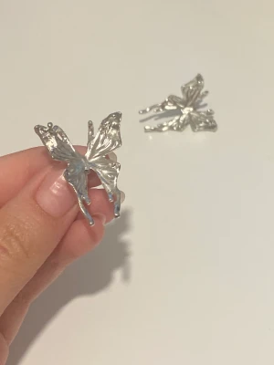 Fjäril Örhängen - Fjärils örhängen från YVMIN, köpta oanvända från second hand men original pris från yvmin är 1588kr. Har använt kanske 10+ gånger, noggrant tvättade. Material: Silver och 18k guld enligt YVMIN’s hemsida (pålitligt och populärt designer märke)