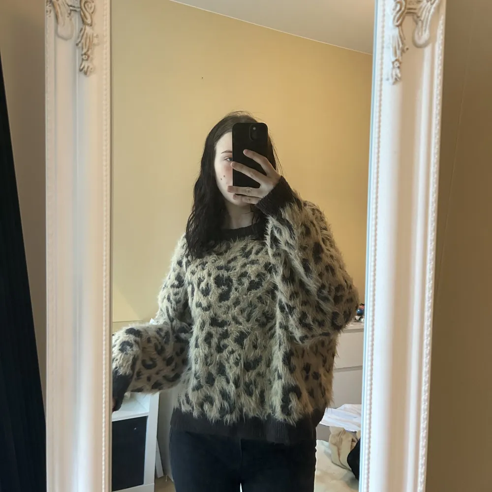 Varm och superskön stickad tröja med leopardmönster,strl m men passar även mig som är en xs. Stickat.