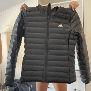 Dunjacka - Inga defekter och är inte så jätte använd! Sparsamt använd!  Passar xs-M