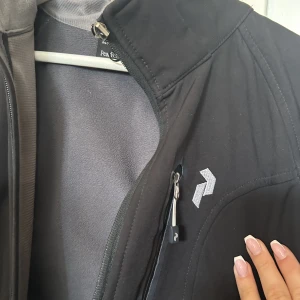 Peak Performance Jacka - Säljer min fina vår/höst jacka då jag har för många jackor. Köpte för runt 1600kr och säljer nu för 350&. Priset går även att diskuteras!
