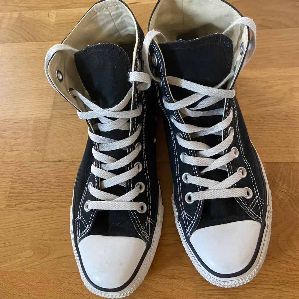 Svarta Converse skor använda sparsamt. Något slitet där bak. Nypris 800kr. Kontakta mig vid funderingar eller om du vill se fler bilder. ☺️. Skor.