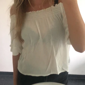 Blus - Sjukt snygg och sommrig blus💓💓💓 Denna är nästan oanvänd så finns inga tecken på användning! Den är i stl 152 men passar allt därifrån upp till m ungefär, (jag själv brukar bära stl s)💓