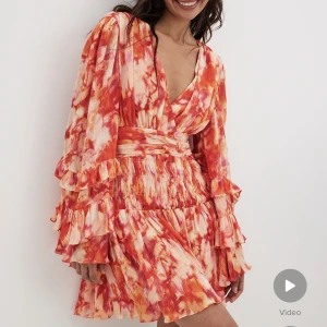 Sanna Jörnvik X Nakd - Säljer nu min klänning ifrån Sanna Jörnviks kollektion med Nakd. Den är endast använd 1 gång🫶🏼🌸 Helt slutsåld på hemsidan