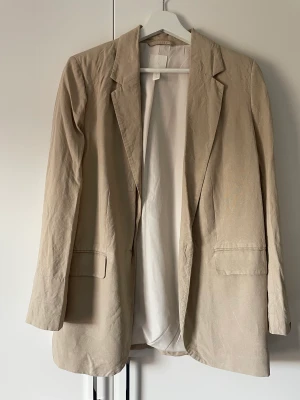 Kavaj - Kavaj från HM i linneblandning i en ljusare beige färg. Så fint både till fest och i vardagen!✨