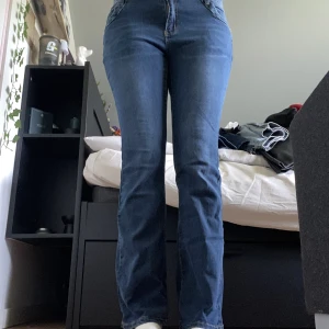 mörkblå bootcut jeans - helt nya lågmidjade blå bootcut jeans!💌 midja: 66cm, innerbenslängd: 74cm. köpte dessa second hand för 399kr! säljer då dem inte kommer till användning. läs POLICY och FRAKT innan du skriver 🤍 använd gärna köp nu.
