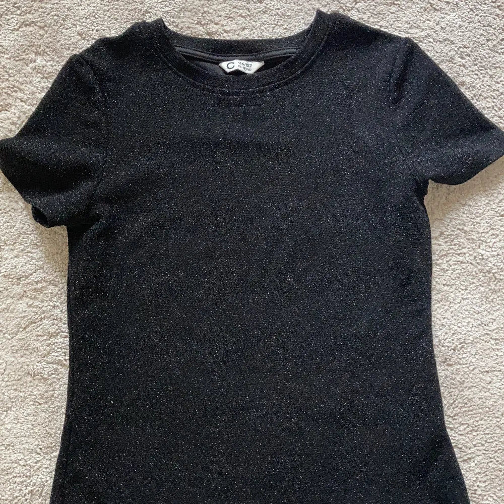Säljer denna svarta tröjan med glitter!💘🤙🏻Priset kan diskuteras!. Tröjor & Koftor.