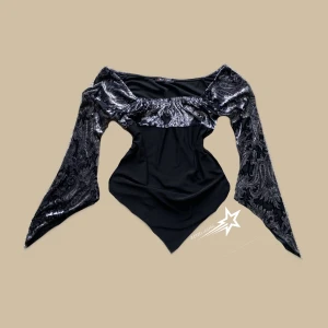 Detaljerad tröja  - Säljer nu favorit tröja i väldigt bra skick med sammet och as coola mönster på armarna!❤️‍🔥 Skriv vid frågor, köpare står för frakt🫶