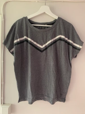 Tshirt - T-shirt, använd vid träning. Lite urtvättat tryck på bröstet