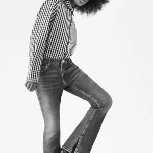 Flare jeans, blå och svart - Supersnygga flare jeans i nysskick, pris går att diskutera