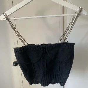 Bandeu topp - Stickad bandeutopp med avtagbara ”band”. Från zara strl S