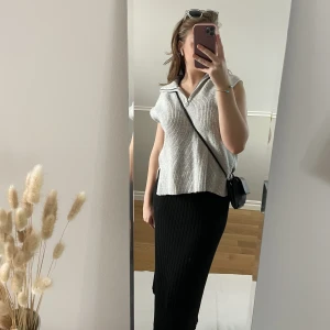 ONLY väst - Jättesnygg väst tröja från ONLY i storlek S. Använd 2 gånger så den är i nyskick. Skriv om ni är intresserade eller har några andra frågor. Priset kan diskuteras och köparen står för frakten❤️