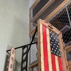 Vinställ / barbänk  - Super kaxig går att ha många vinglas hängandes och vinflaskor  Är från chili köpt för 2000:- 