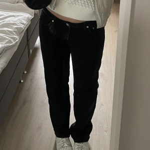 Lågmidjade jeans - Lågmidjade jeans från weekday i modellen Arrow. 