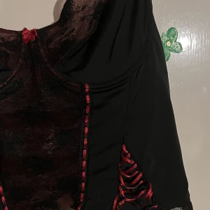 Bustier  - Jättevacker korsett/ bustier köpt på plick, fint skick, tyvärr för stor för mig🖤❤️