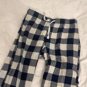Ett par jättefina pyjamasbyxor från zalando som inte kommer till användning längre. Nypris 200kr