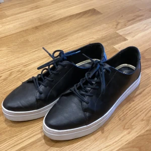 Svarta sneakers - Säljer dessa svarta sneakers då de tyvärr är förstora på mig. Enast använda några enstaka gånger så som nya! Nypris: 500kr