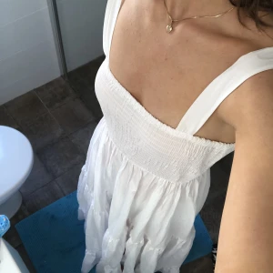 Zara Klänning  - Säljer min superfina zaraklänning som endast är använd en gång under midsommar! Nypris 600 och jag säljer för 400 ❤️