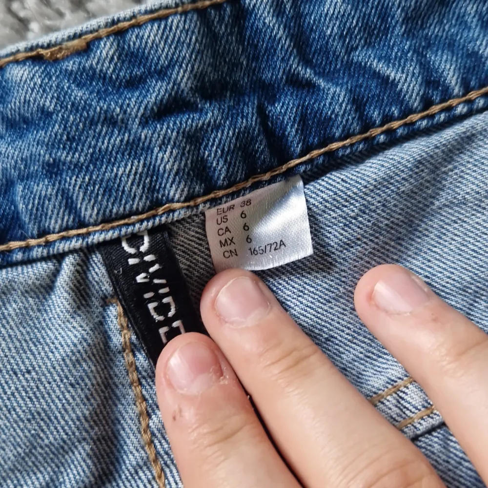 Ett par fina jeans från H&M som är använda bara två gånger🤗💓säljer dom då de inte passar mig längre💓. Jeans & Byxor.