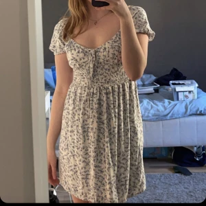 sommardröm  - min älskade sommardröm måste tyvärr hitta en ny ägare då den blivit för kort för mig och det är inget jag är bekväm i. jag är 172cm men har väldigt långa ben. använd flitigt men är i bra skick