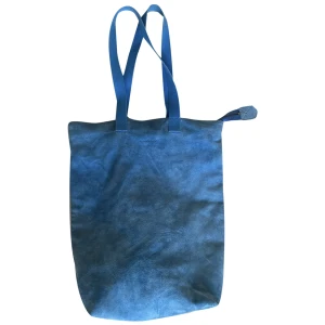 Skinnväska mocka - Tote bag i blå mocka med axelrem i tyg från Woodwood. Bredd 35cm, Höjd 40cm Djup ca 9cm Får plats med en laptop!