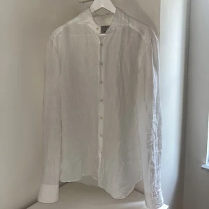 Linneskjorta - Vit linneskjorta från La Chemise i strl48 longarm. Perfekt för den som ofta tycker skjortan antingen blir för rymlig eller kort i armarna. 100% linne helt oanvänd skjorta. Nypris 898kr, kvitto finns kvar.