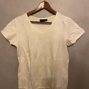 Enkel vit T-shirt. Nästintill oanvänd, så i väldigt fint skick. Stl L men är vanligtvis S/M. Har två likadan, säljer båda