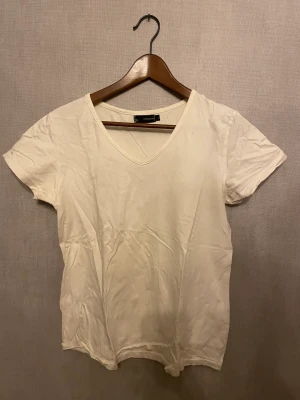 Vit T-shirt  - Enkel vit T-shirt. Nästintill oanvänd, så i väldigt fint skick. Stl L men är vanligtvis S/M. Har två likadan, säljer båda