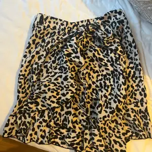 Fin kjol i leopardmönster, jättegullig till sommaren. Passar till mycket basic, använder tyvärr inte längre. Storlek går att ändra lätt, då man knyter den. 
