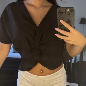 T-shirt  - Hej säljer denna T-shirt som jag har haft väldigt länge nu och som inte jag använder längre❤️ den är från zara💕 passar perfekt nu till sommaren när man vill ha det lite luftigare🌸☀️