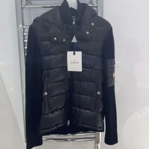 Moncler cardigan  - Använd 1-2 gånger ligger bara i garderoben  Storlek M Pris kan diskuteras  