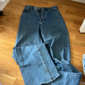 Högmidjade flared zara jeans, finns ej på hemsidan längre.  Sitter fint och har använts några gånger, så bra skick på de! 
