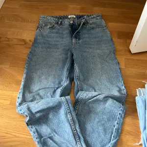 Jeans från Lindex i modell ”betty” mom jeans. Har inte kommit till användning 💙