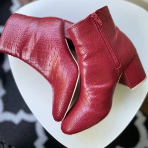 Röda boots stl 36 - Bekväma röda boots i konstläder. Säljes pga har ej kommit till användning så mycket. Använda endast en gång. Inga repor eller skador. 