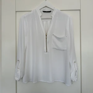 Blus - Vit blus från Zara, köpt för några år sedan men bara använt 1-2 gånger. Mycket fint skick! 🤍