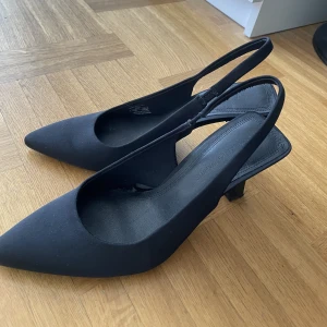 Svarta stilettklackar  - Säljer mina nya klackar från stradivarius 🥲 storlek 37, använda 1 kväll, säljer då de tyvärr är fel storlek för mig. De är true to size har storlek 36 dessa är i 37. 8cm klack. 