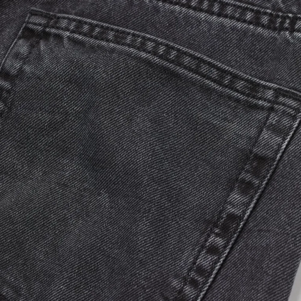 Säljer dessa ursnygga gråa jeansen från H&M pga de är lite för korta i benen för mig som är ungefär 176 cm🫶🏼. Jeans & Byxor.