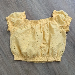 Topp - Gul/orange somnartopp som fungerar som offshoulder men också jättegullig med axlarna på. Inte använd ofta och fungerar för xs<3 kom privat för annat pris! 