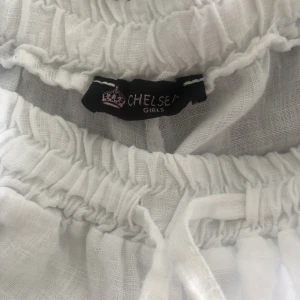 Vita Linnebyxor Chelsea  - Säljer dessa vita linnebyxor från Chelsea då de inte kommer till användning längre. Fint skick, använda några enstaka gånger. Nypris 400, säljer för 250kr💕Hör av er om ni är intresserade eller har frågor 💕