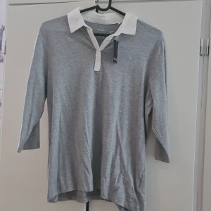 Ny tröja  - Jättefin helt nu tunn tröja med snygg krage. Lapp sitter kvar. Aldrig använd. Strl 48/50